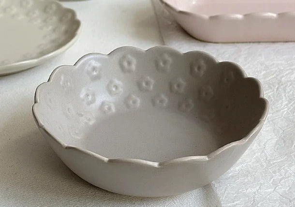 European Style Relief Flower Ceramic Tableware High Quality Breakfast Fruit Salad Bowl Solid Color Simple Pastry Bread Plates