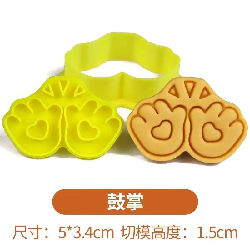 Cartoon Kawaii Care Bear Cookie Molds Sugar Flipping Cookie Cutting Molds 3D Pressable Biscuit Mold Kitchen Baking Pastry Tools